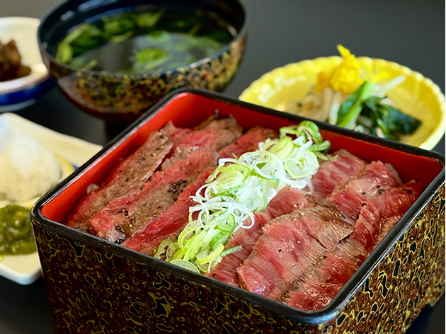 昼食：チェリーランドさがえ/山形牛と米沢牛の食べ比べ重100g