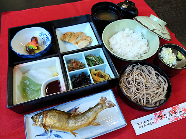 １日目昼食：滝本屋本店/鮎そば御膳（イメージ）