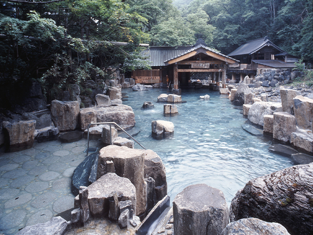 提供：宝川温泉・汪泉閣/混浴露天風呂摩訶の湯（イメージ）