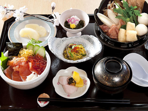 1日目昼食：アオーネ白神十二湖／深浦サーモンといくらの親子丼セット（イメージ）